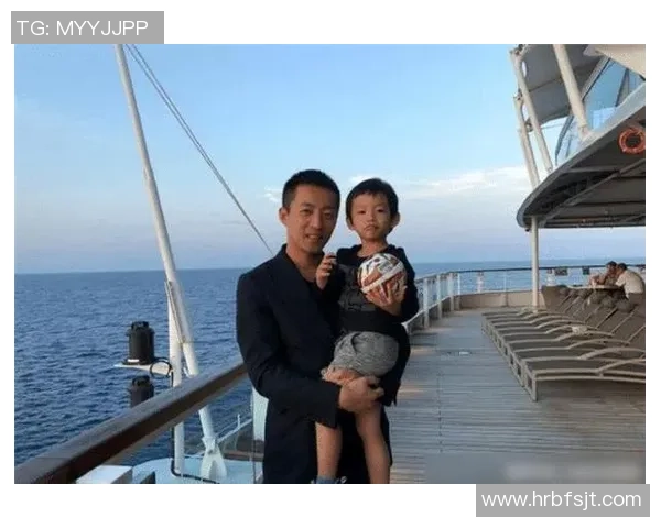 足球明星与儿子温馨合影展现父子情深的幸福瞬间