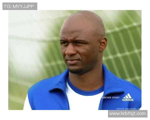 足球明星闪耀登场金项链装饰展现奢华魅力与运动精神的完美结合